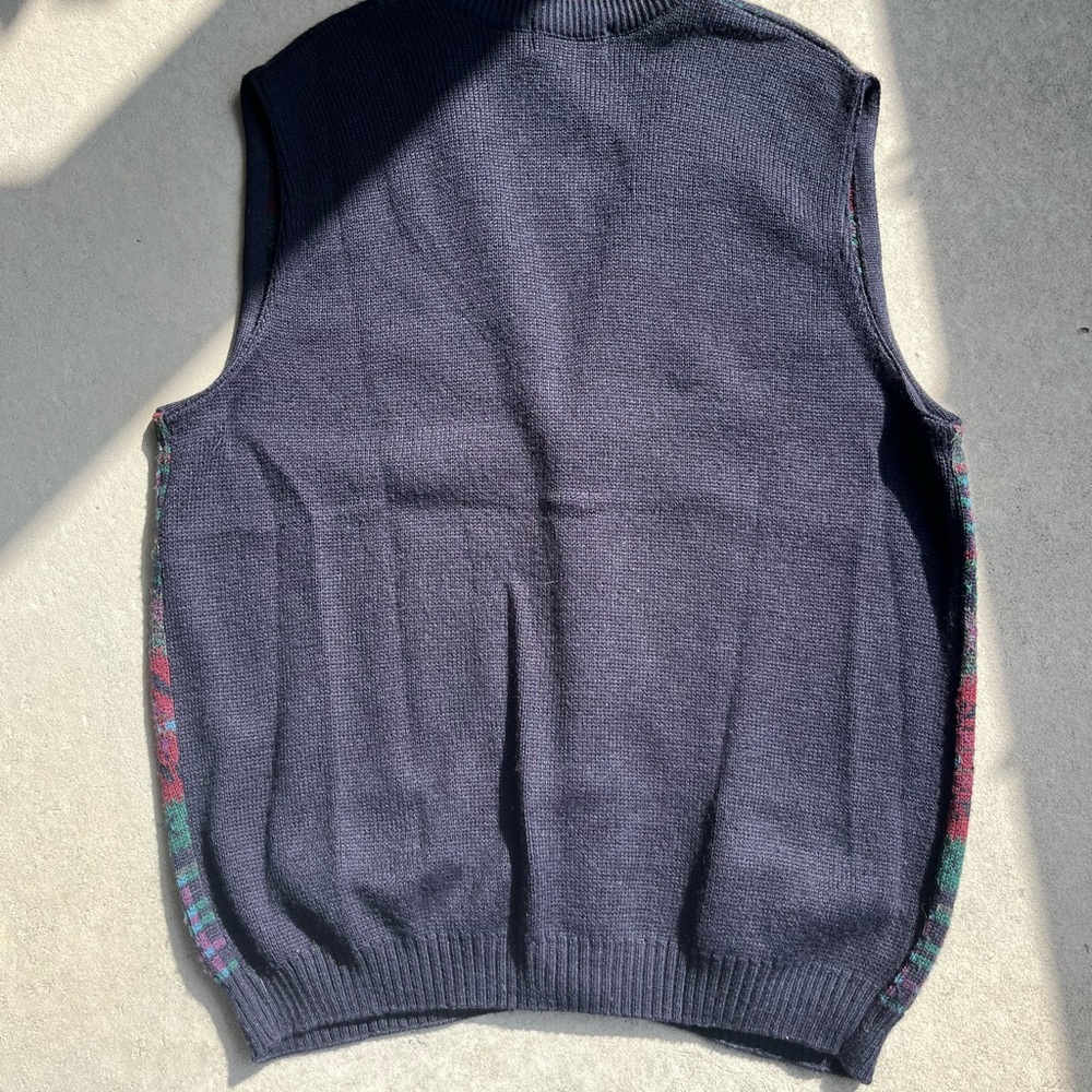 Classic Patterned Knit Vest - Picture 3 of 3